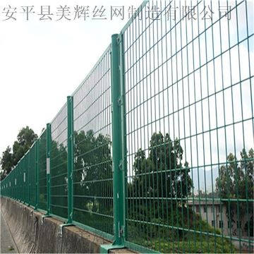 供应厂区浸塑护栏网 公路防护隔离护栏网厂家直销双边铁丝